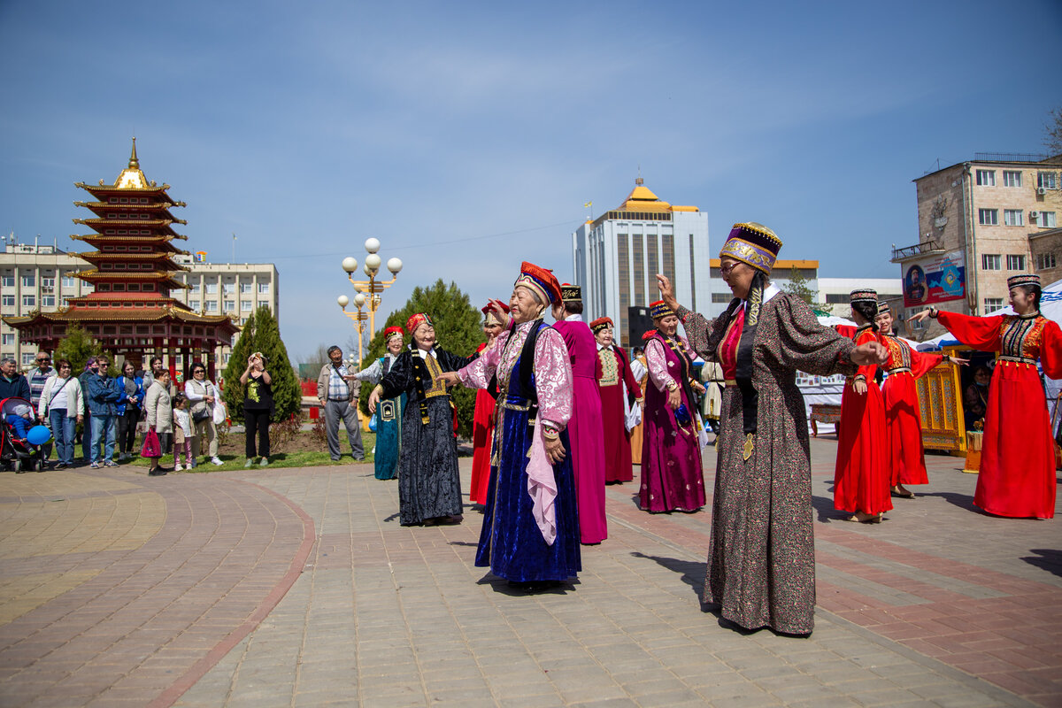 Где проходит фестиваль тюльпанов в калмыкии. Фестиваль тюльпанов в Элисте 2024. Фестиваль тюльпанов в Калмыкии. Элиста фестиваль тюльпанов. Встреча весны в Калмыкии.