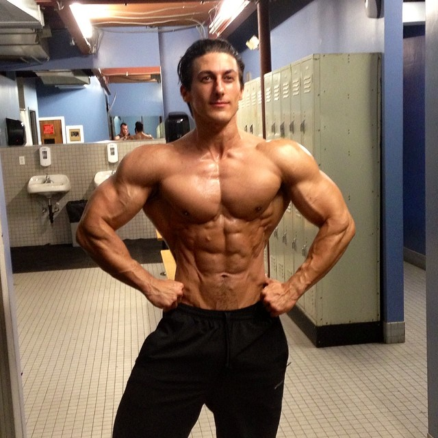 Садик Хадзовик – самые широкие плечи и максимально узкая талия