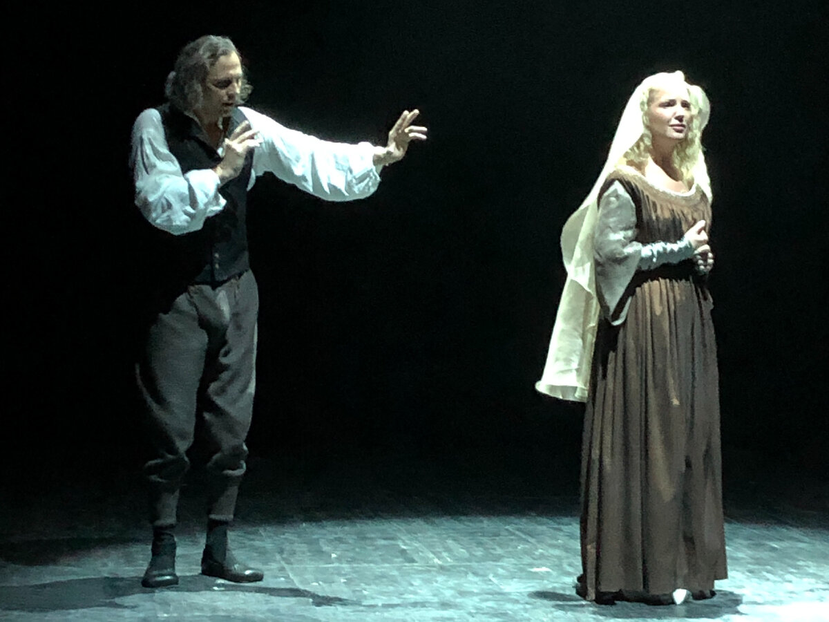 Сцена из спектакля