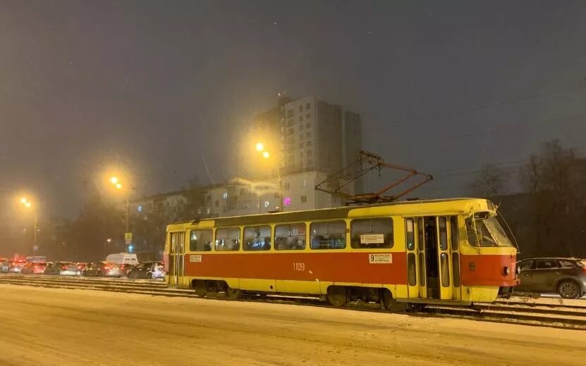    Из-за сильных порывов ветра ломались деревья, обрывались дорожные знаки, а на трассах Ижевска произошло множество ДТП