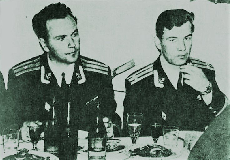 Валерий Саблин (слева). Источник фото: https://fishki.net/2425432-vosstanie-storozhevogo-kommunisticheskaja-revoljucija-kapitana-sablina/gallery-5021064-idem-na-leningrad-photo.html