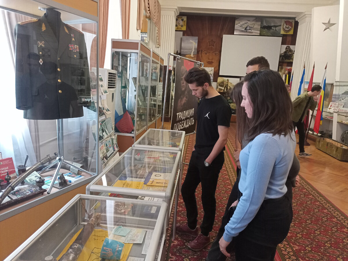 Личные вещи и литература, изъятые у военнослужащих Украины. 