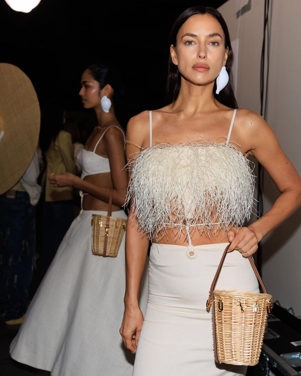    Ирина Шейк на модном показеСоцсети итальянского Vogue