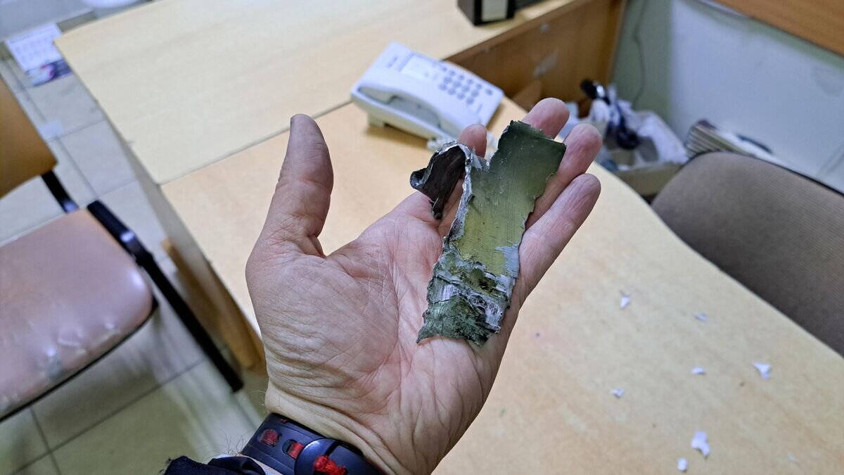    Осколки от снаряда в одном их офисных помещений Донецка после обстрела со стороны ВСУ© РИА Новости / Сергей Батурин