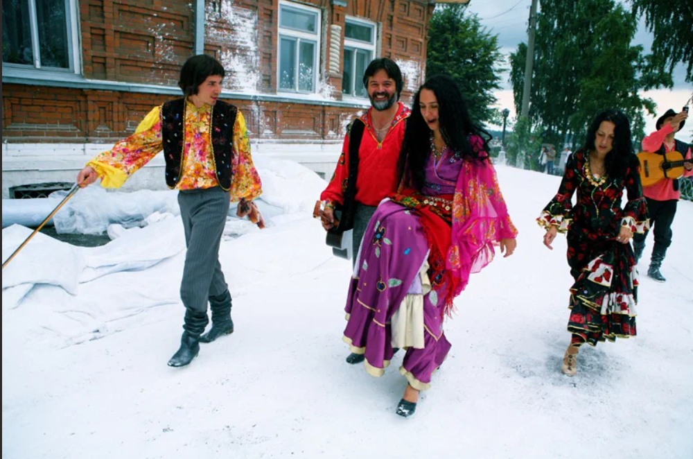 девушки цыганки. красивые цыганки. цыганский табор зимой. цыгане зима. цыгане зимой.