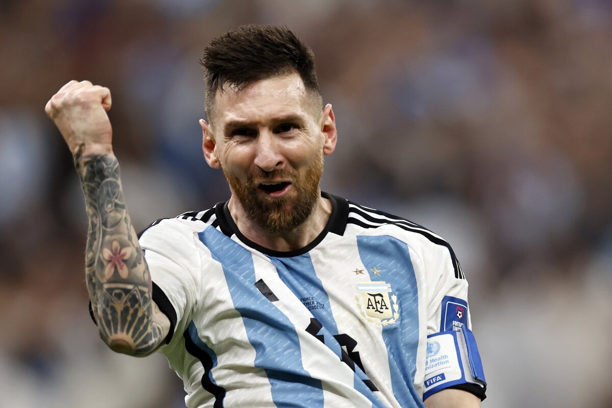    Герой дня — Лео Месси, теперь уже официально — легендарный футболист