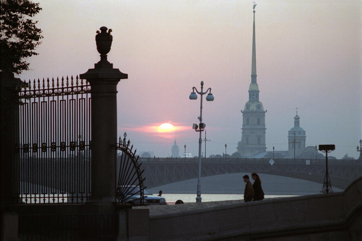 Восемь белых ночей. Летний сад Петропавловская крепость. Петропавловская крепость ограда. Летний сад в Петербурге в белую ночь. Петропавловская крепость и фонарь Санкт-Петербурге.