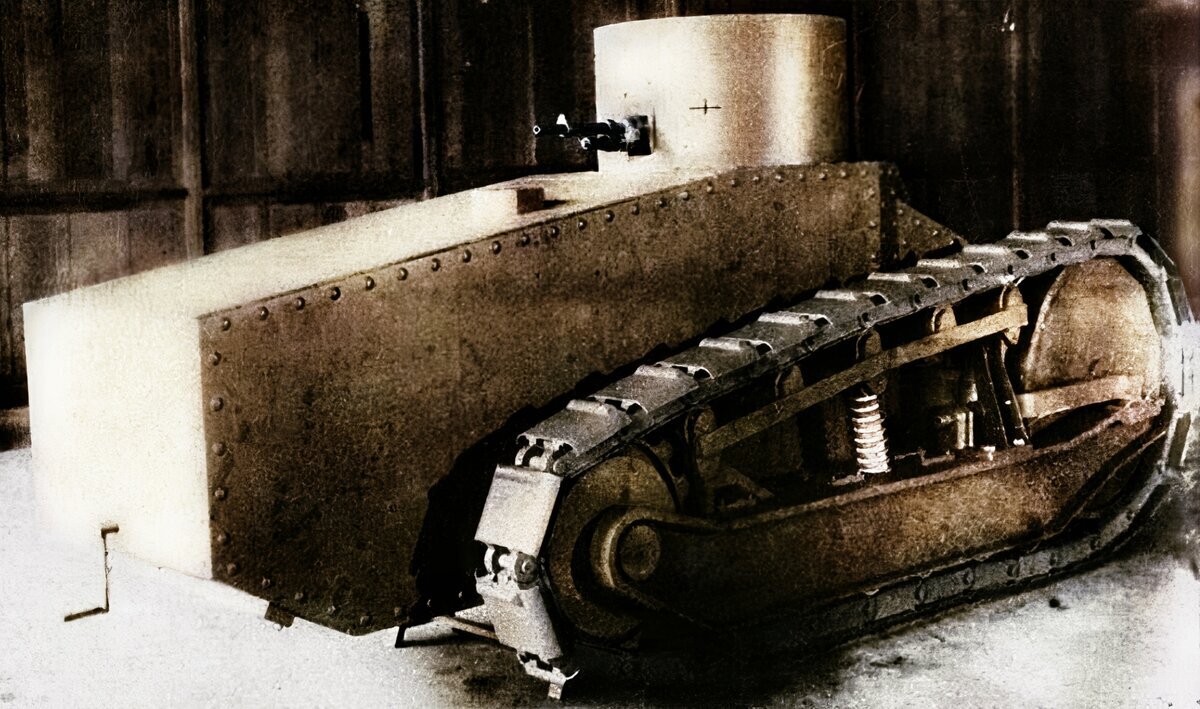 Полноразмерный деревянный макет Tank Patrouilleur - "Патрульный танк", будущий Renault FT, октябрь 1916 года. Колоризированная фотография с сайта tankandafvnews.com от Jaycee Davis