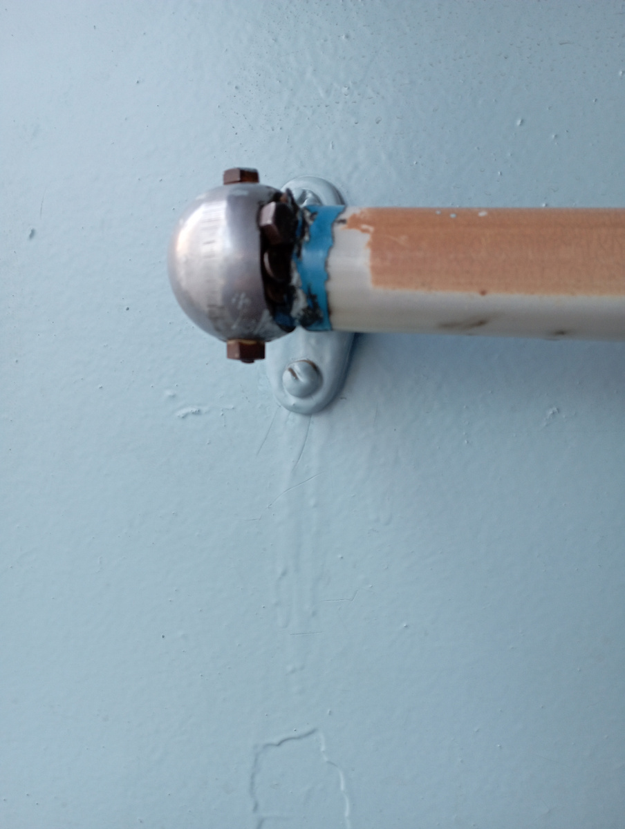 Элемент поручня. Болты, винты саморезы и изолента. 