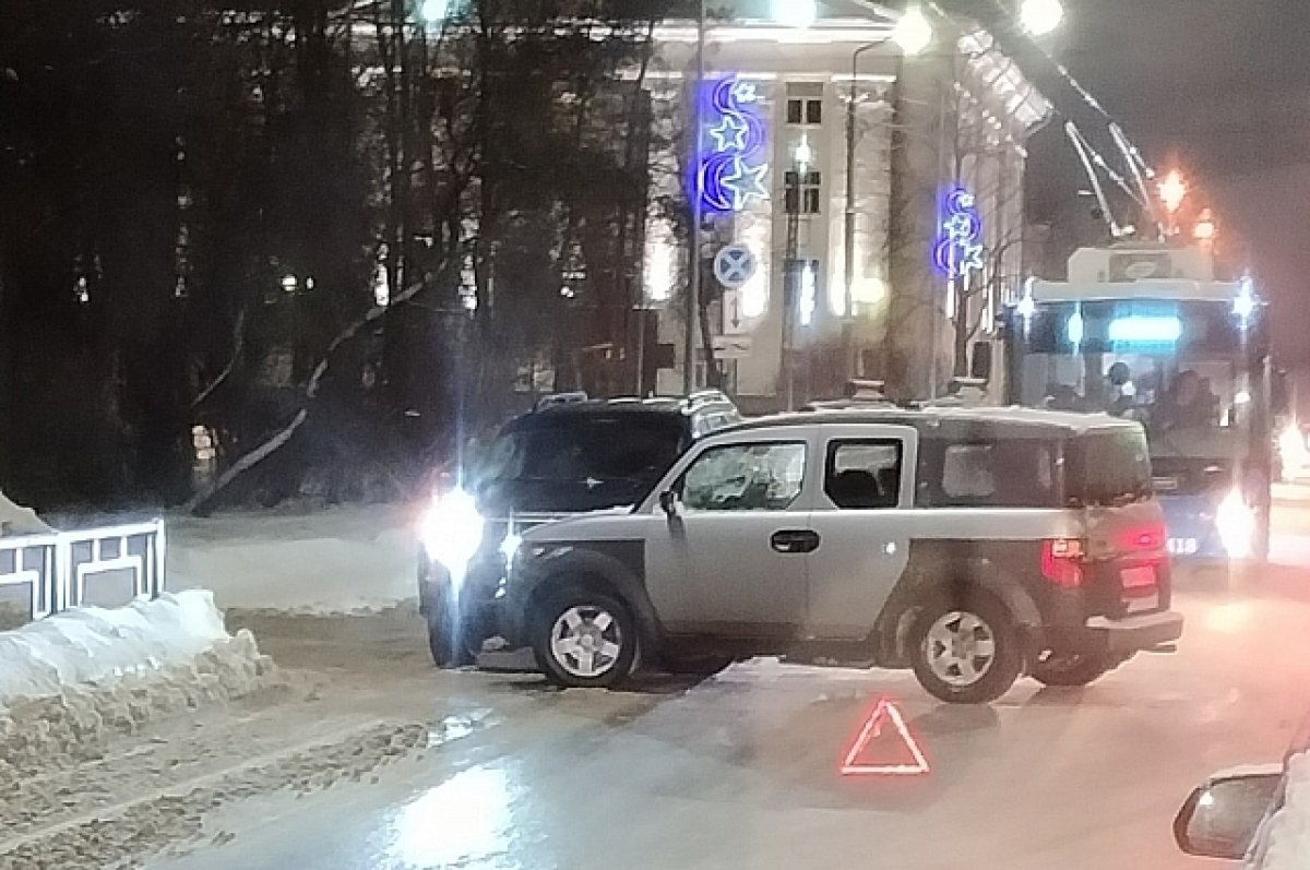    Две японских иномарки перегородили половину дороги в центре Петрозаводска
