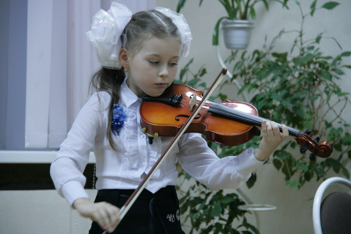 Скрипка больше ребёнка. Вот я такая кроха была. И чему я удивляюсь, что сейчас ростом ниже детей 5 класса? В детстве скрипка была больше меня! 