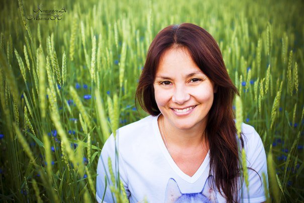 Мама-Оля Ковалёва, высшее художественное образование, 25 лет проработала с детьми в школах и детских домах, уча их рукоделию . 