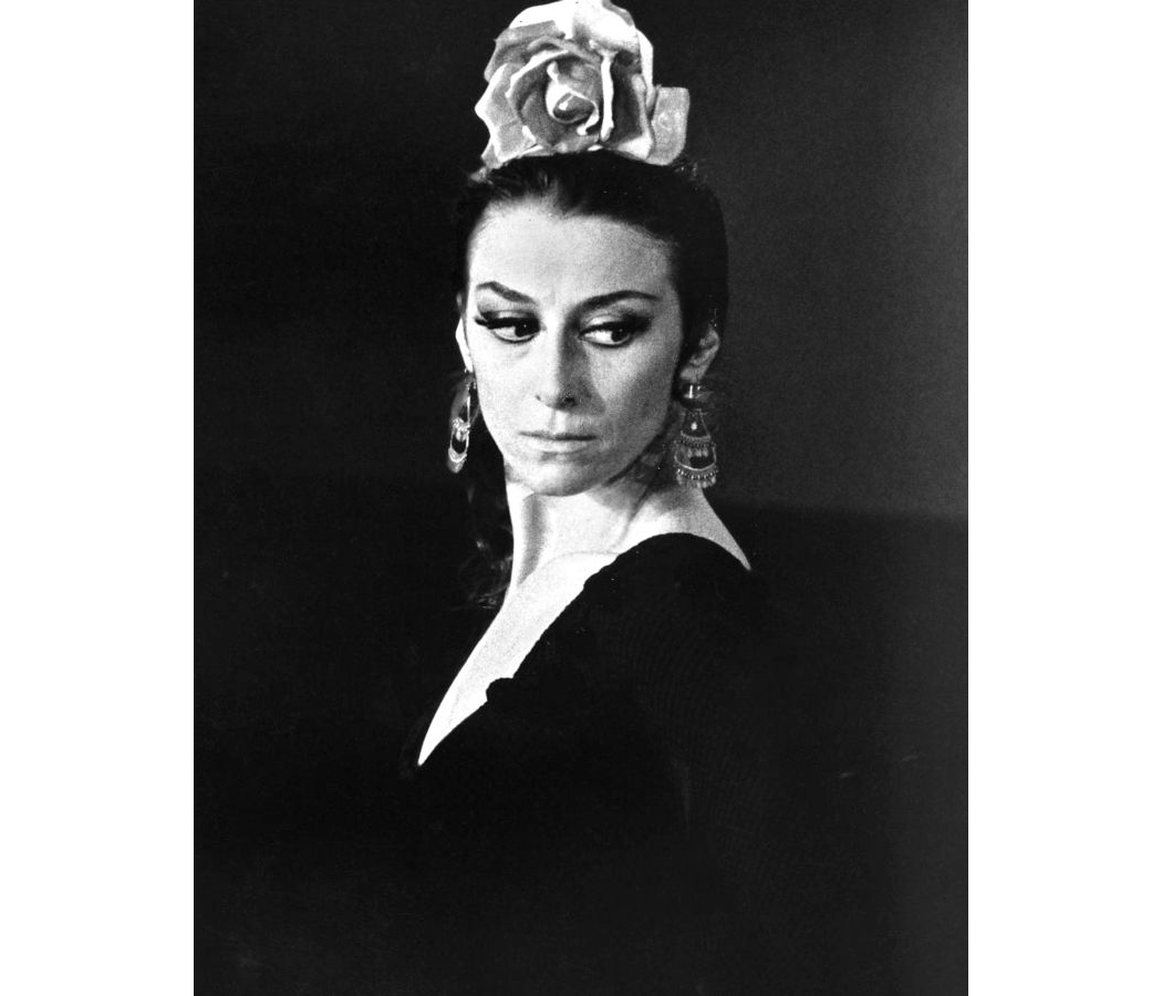 1. Фотография балерины Майи Плисецкой, выступающей в балете” Кармен сюита " Альберто Алонсо-Бизе-Р. Щедрина