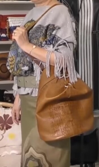 Малое количество карманов, из-за чего возникает проблема с тем, куда положить мелкие вещи. 