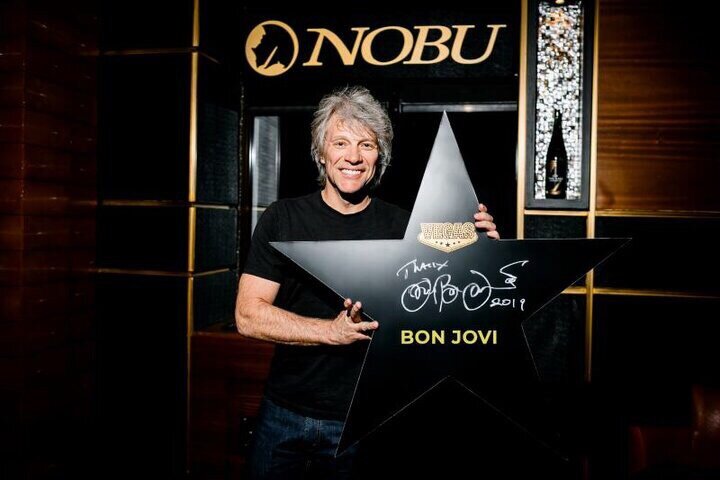 Джон Бон Джови подписал 28 мая в ресторане NOBU именную звезду для Аллеи Славы VEGAS в Крокус Сити Холл