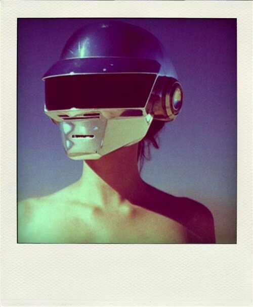 Жил-был зек, то бишь заключенный. И пока все мотали срок, качались, переписывались с барышнями и хотели поскорее выйти, он мечтал совершенно о другом. 