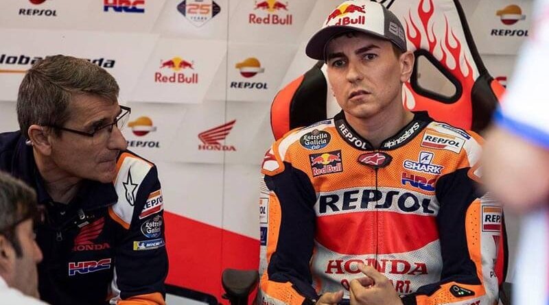 Плохую новость объявил менеджер команды «Repsol Honda Team» Альберто Пуиг после пятничных тренировок в Ассене: Хорхе Лоренсо перенес перелом 6-го спинного позвонка.