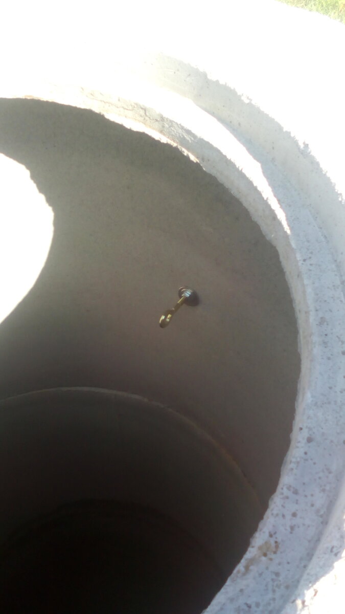 Крепление для троса который удерживает насос в колодце