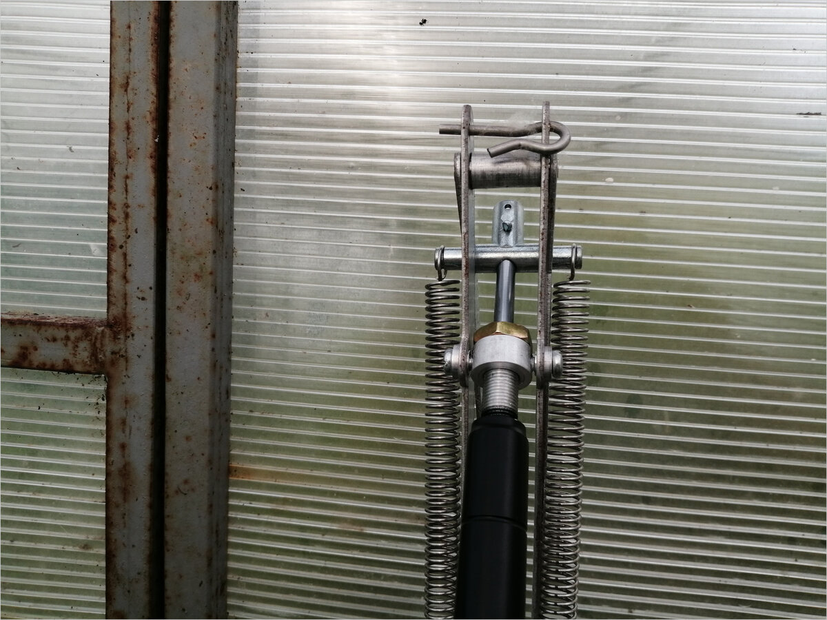 Автоматический термопривод для проветривания теплицы. Шток смонтирован правильно.