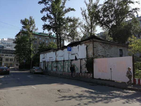 В подвал этого дома меня принесли из роддома