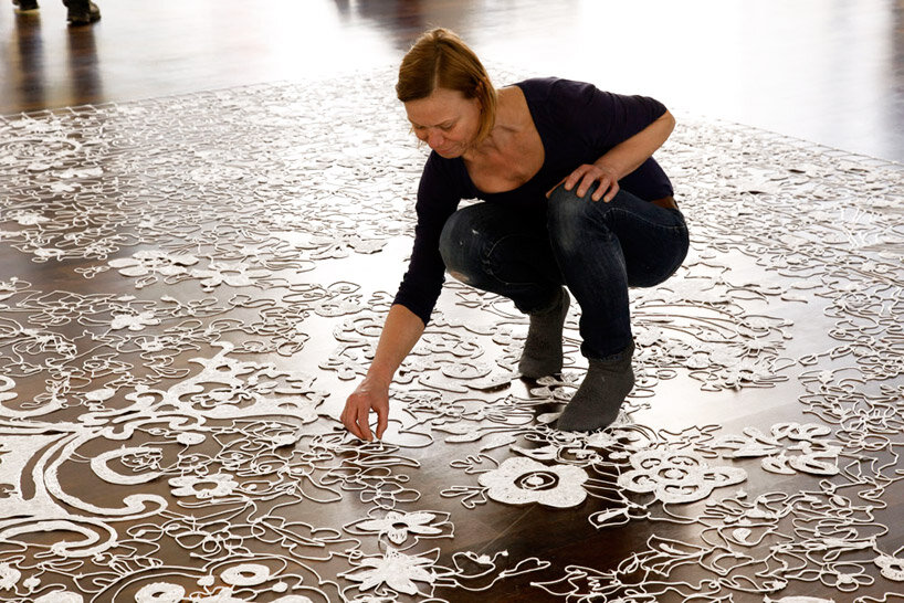 Раскладка силиконового трафарета  https://www.designboom.com/art/gossamer-silicone-carpets-by-heike-weber/