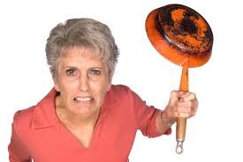  
         Катя!- кричит перепуганный Василий,- я не вижу левым глазом!
- С ума не сходи, чего разорался?- отвечает жена.
- Вчера, когда читал газету, видел отлично, а сейчас левый глаз почти ничего не видит! Чем ты меня поишь! Отравой?
    Василий и Катерина пенсионеры, недавно переехавшие в город, поближе к своим детям. Возраст почтенный, но ещё сами справляются с хозяйством: две кошечки и попугайчик в клетке.
Вот и всё хозяйство.
- Вызывай мне "скорую помощь",- не успокаивается Василий, - у меня инсульт! Ой, умираю! Неси мне градусник, меня знобит, руки холодеют, чего копаешься? Живо, бегом! Ой, отравила!- кричит муж.
- И чем я тебя отравила, ирод?!- уперев руки в свои пышные бока, отвечает Катерина. Борщом что ли? Пить меньше надо, ирод!
    Василий лёг на диван, закатив глаза, и сложил руки на животе.
- Кать, прости меня, грешного. Умираю я .Хочу покаяться перед смертью.
     Василий стал перечислять свои грехи перед женой, ослабевшим "враз" голосом.
Тут уж Катерина испугалась.
- Лежи, молчи, тебе вредно говорить. Я сейчас вызову "скорую помощь".
       Быстренько, как только могла позволить её комплекция, рванула к телефону. По дороге к нему, что-то хрустнуло у неё под ногой.
Наклонившись, подняла стёклышко.
- Это откуда стекло? Не от очков ли твоих, Вася?
      Василий, с трудом подняв голову, смотрит на свои очки.
И что он видит? Нет левого стекла в его очках!
Вот тут уж началась драма с "инсультом", дрожанием рук. 
Отпускала все его грехи! Сковородкой! 