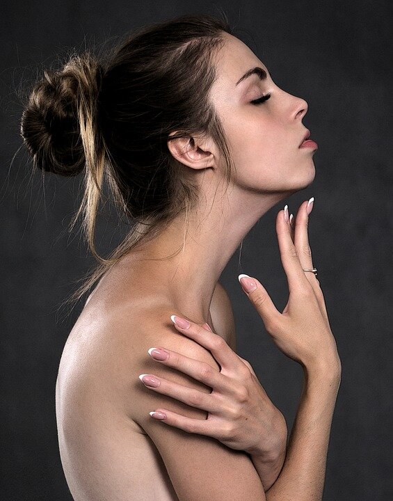 https://pixabay.com/photos/girl-the-bathroom-portrait-hands-1527959/