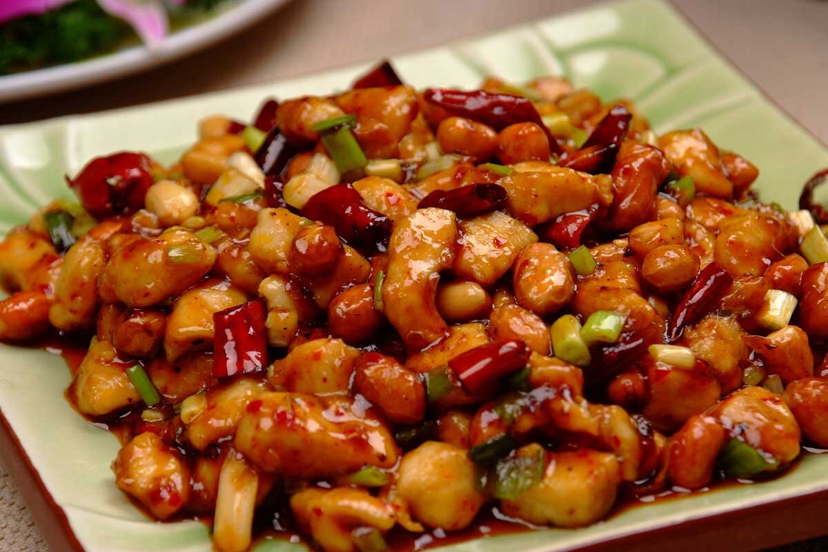 Курица гунбао китайская кухня. Курица гунбао китайская кухня. Курочка гунбао. Курица с арахисом по китайски. Курица с арахисом по китайски.