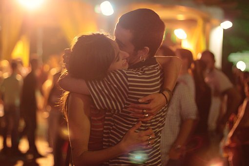 https://cdn.pixabay.com/photo/2017/08/03/12/18/people-2575914__340.jpg