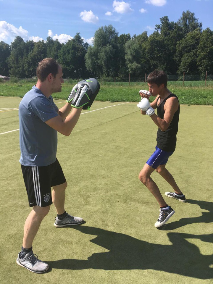 Он ещё активно боксирует.  Серхио справа на фото. Фото из его личного архива