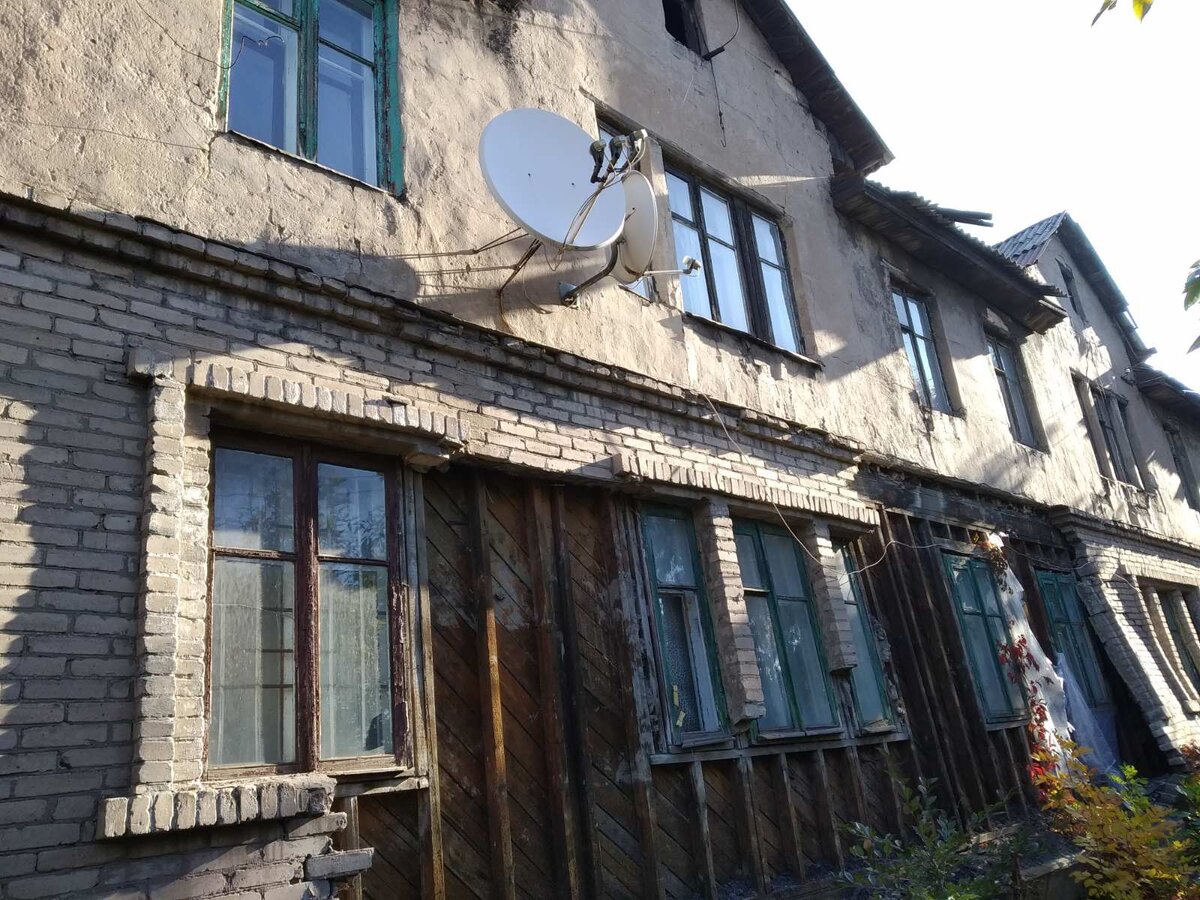 Разваливаются стены, подпирали их досками, но какие нибудь бестолковые дети приходят и начинают играть возле дома, гоняют их соседи, мало ли какая с ними беда приключится....