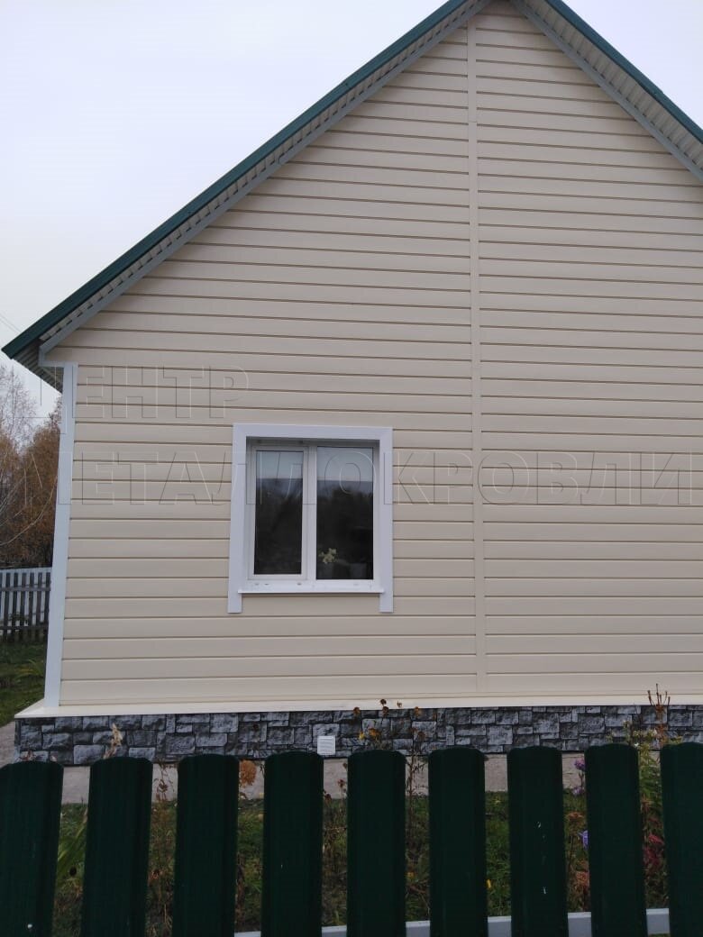 Помимо фасада на этом участке также установлен забор из евроштакетника от Центра Металлокровли