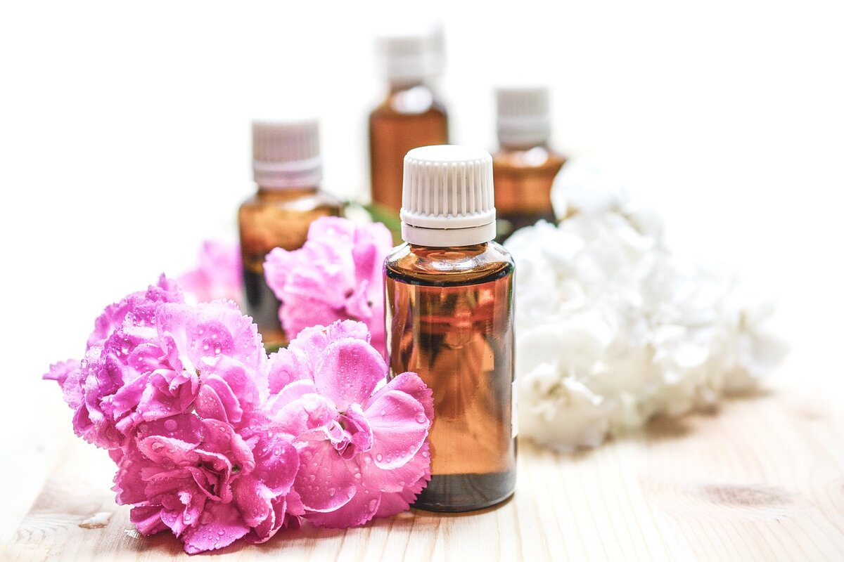 https://pixabay.com/photos/essential-oils-alternative-aroma-1851027/