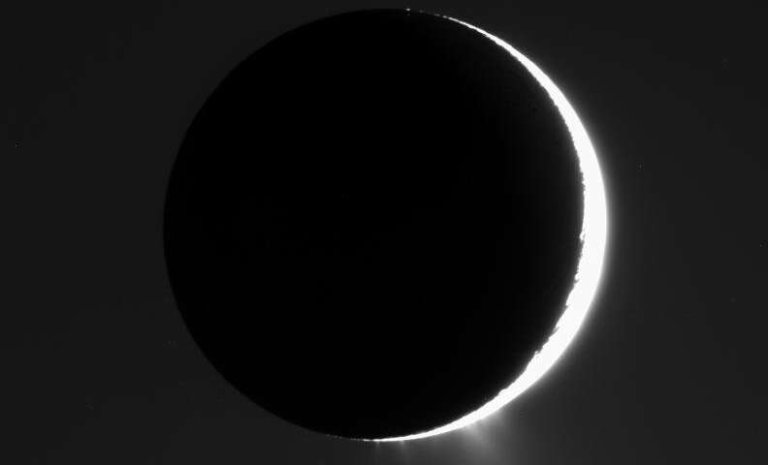 Снимок гейзеров на поверхности Энцелада сделанный космическим кораблем Кассини. Источник: NASA / JPL / Институт космических наук. 