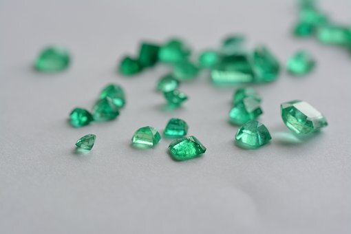 https://pixabay.com/photos/gem-emerald-stones-4014145/