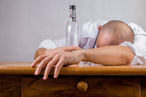 https://cdn.pixabay.com/photo/2014/08/26/20/08/alcohol-428392__340.jpg