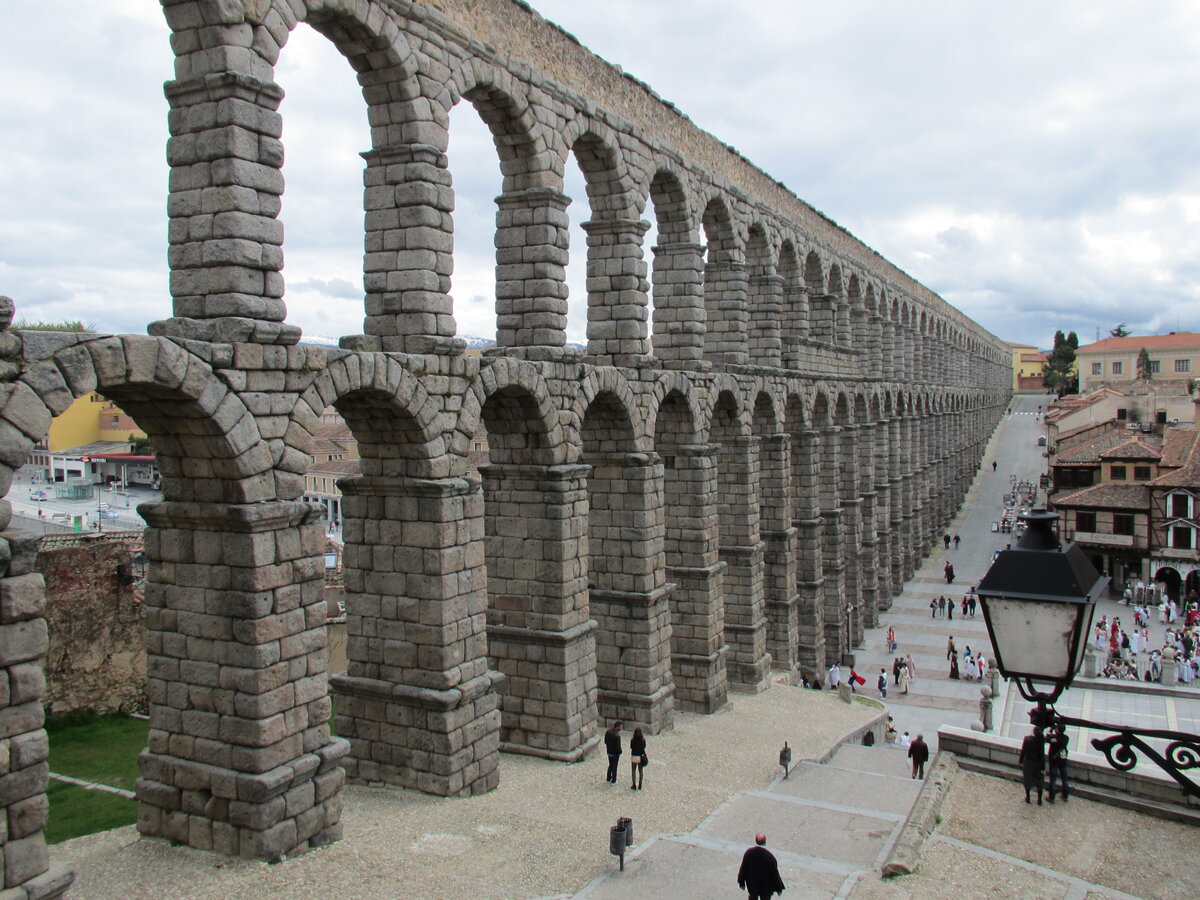 Римский водопровод. Акведук в Сеговии Испания. Акведуки в древнем Риме. Акведук Сеговии в древнем Риме. Акведук Римский водопровод.