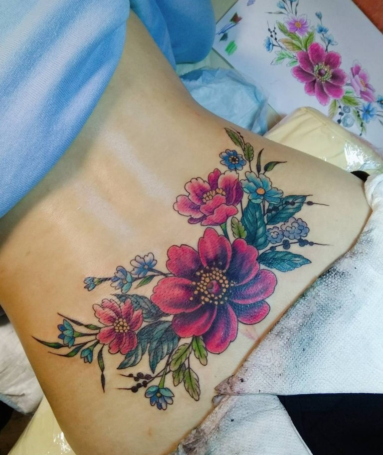 Тату "Цветы" на пояснице