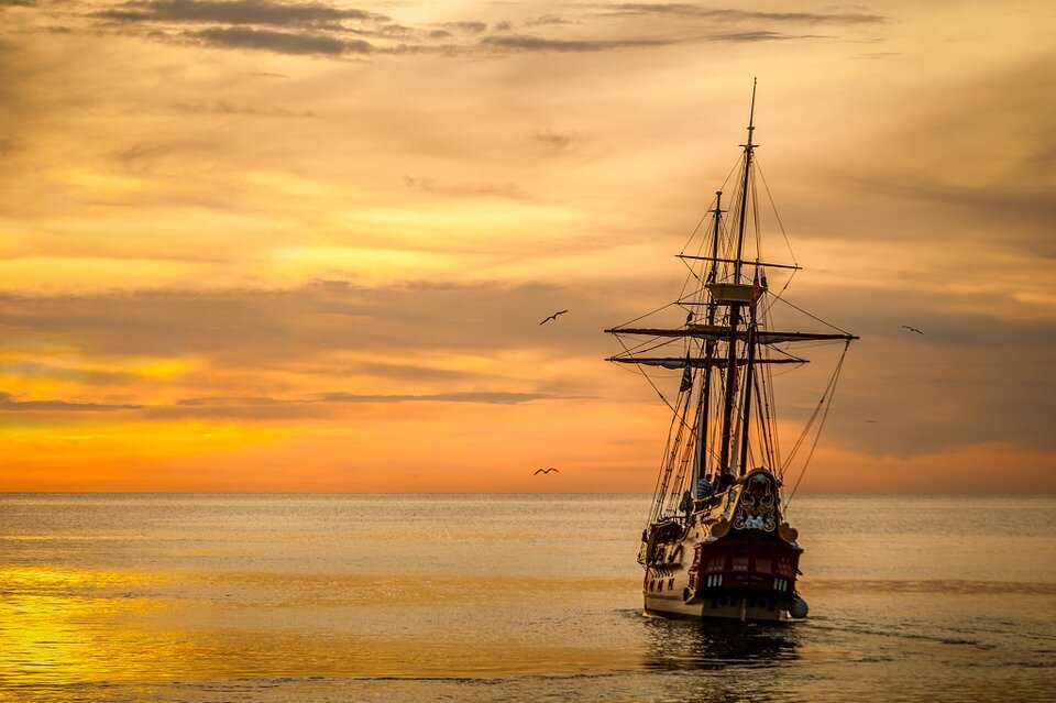https://pixabay.com/photos/sunset-sailing-boat-boat-sea-ship-675847/