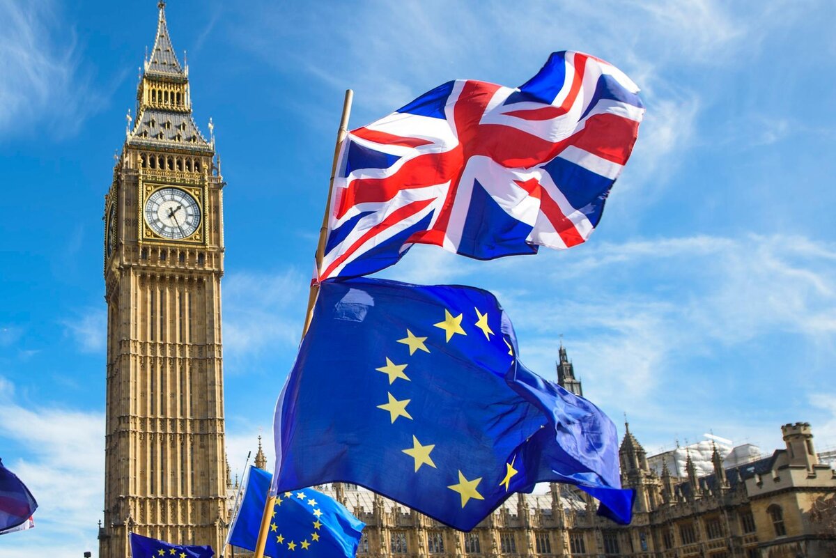 Флаги Великобритании и ЕС на фоне Вестминстерского дворца. Фото: Reuters