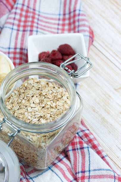 https://www.tokkoro.com/picsup/2283677-oat-flakes-in-glass-jar-on-wooden-table.jpg