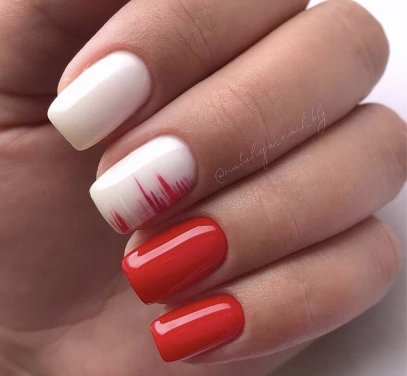 Если хочется маникюр в красном тоне  то стоит выбирать под него не совсем яркий дизайн, например: скомбинировать с бежевым и добавить невзрачные полоски. Таким образом вы получите достаточно сдержанный дизайн с ярким гель-лаком. 