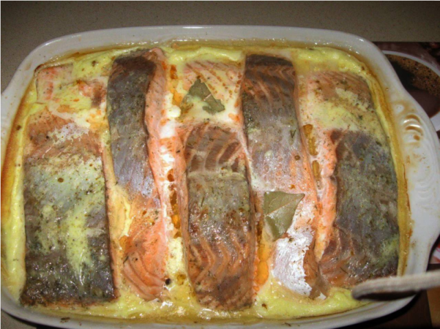 Рыба, запеченная под сметанным соусом