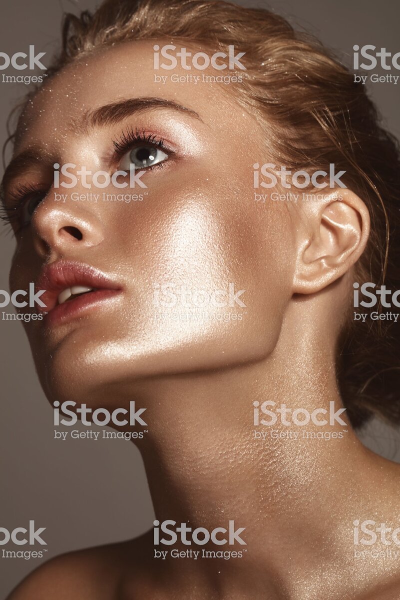 https://www.istockphoto.com/ru/%D1%84%D0%BE%D1%82%D0%BE/beautiful-woman-with-shiny-make-up-gm1046602866-280016781