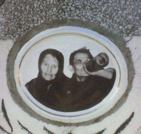 Есть вероятность, что они лежат втроем. С бутылкой