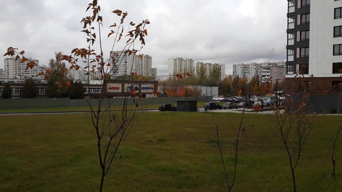 За этими домами начинается Московская область