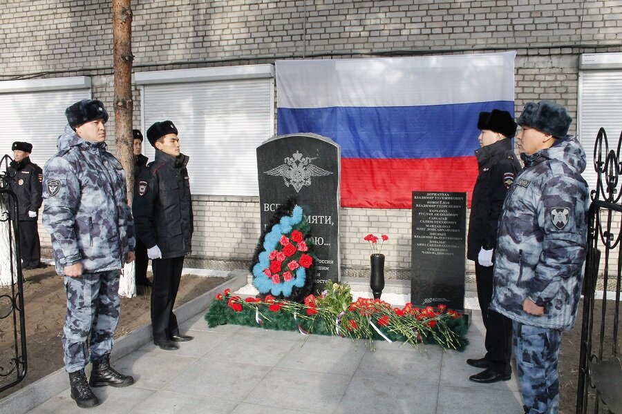 На гранитном мемориале у здания УМВД России по г. Кызылу высечены имена восьми сотрудников, погибших при выполнении служебных обязанностей. 