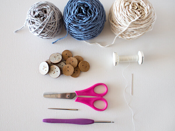 В этом уроке мы сделаем набор связаный крючком для вашей любимой кружки с подстаканником. 