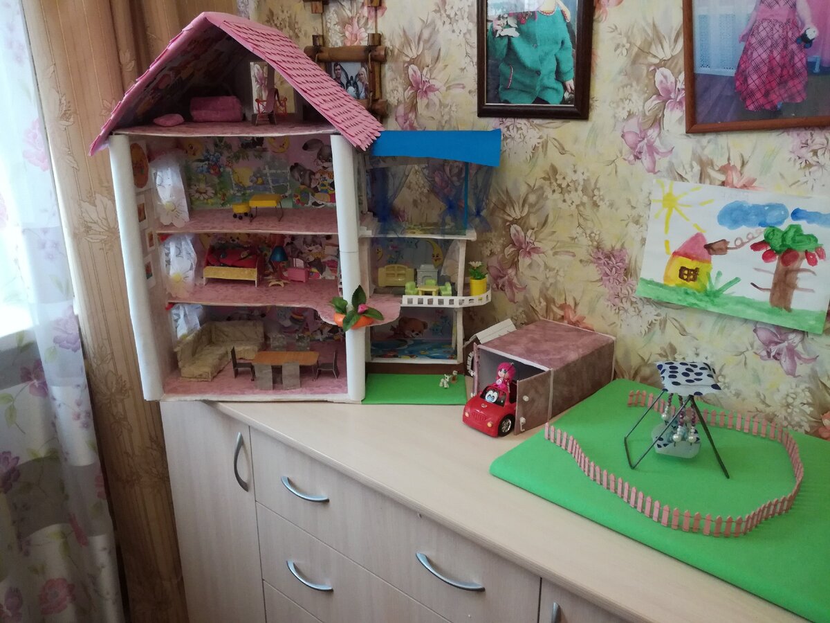 До нового года не так много времени.Но если вы пенсионерка и любите мастерить ,то сделать такой домик в подарок любимой внучке не составит труда.Всего то и нужно:картонные коробки (у меня из под чайников),фоамиран,цветные картинки,клей ПВА и ваша фантазия.Я уверена,у вас получится еще лучше.А сейчас покажу с чего начала 