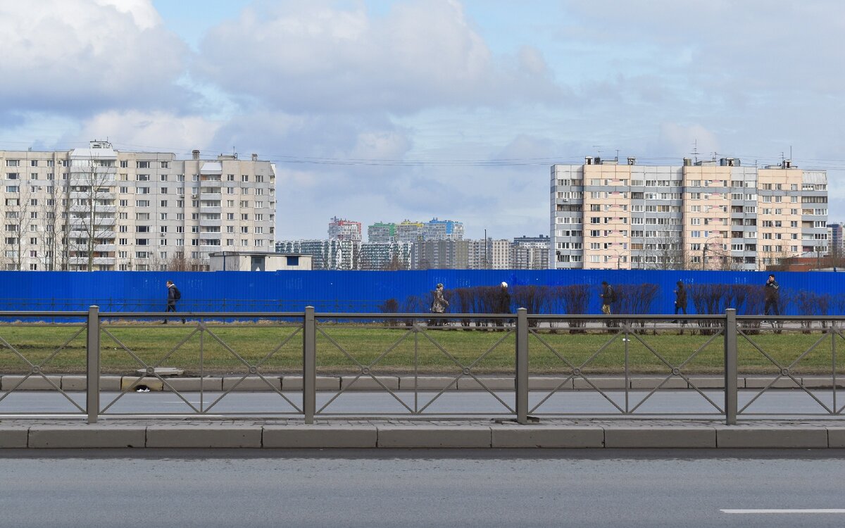 На переднем плане фото видны типичные советские "панельки" Весёлого посёлка, а вот сзади них просматриваются легендарные Кудровские многоэтажки - весёлый пейзаж!